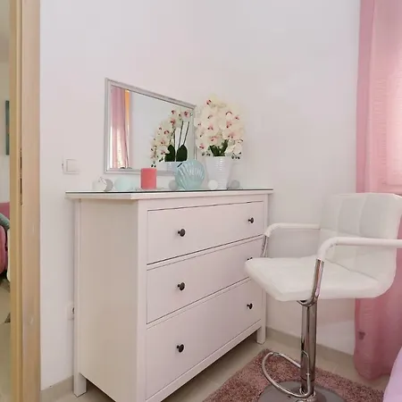 Nivel Apartment Vir