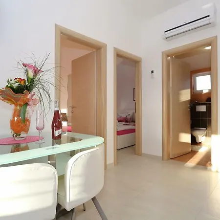 Nivel Apartment Vir